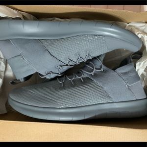 COPY - nike free run cmtr 2017 size 9 new!